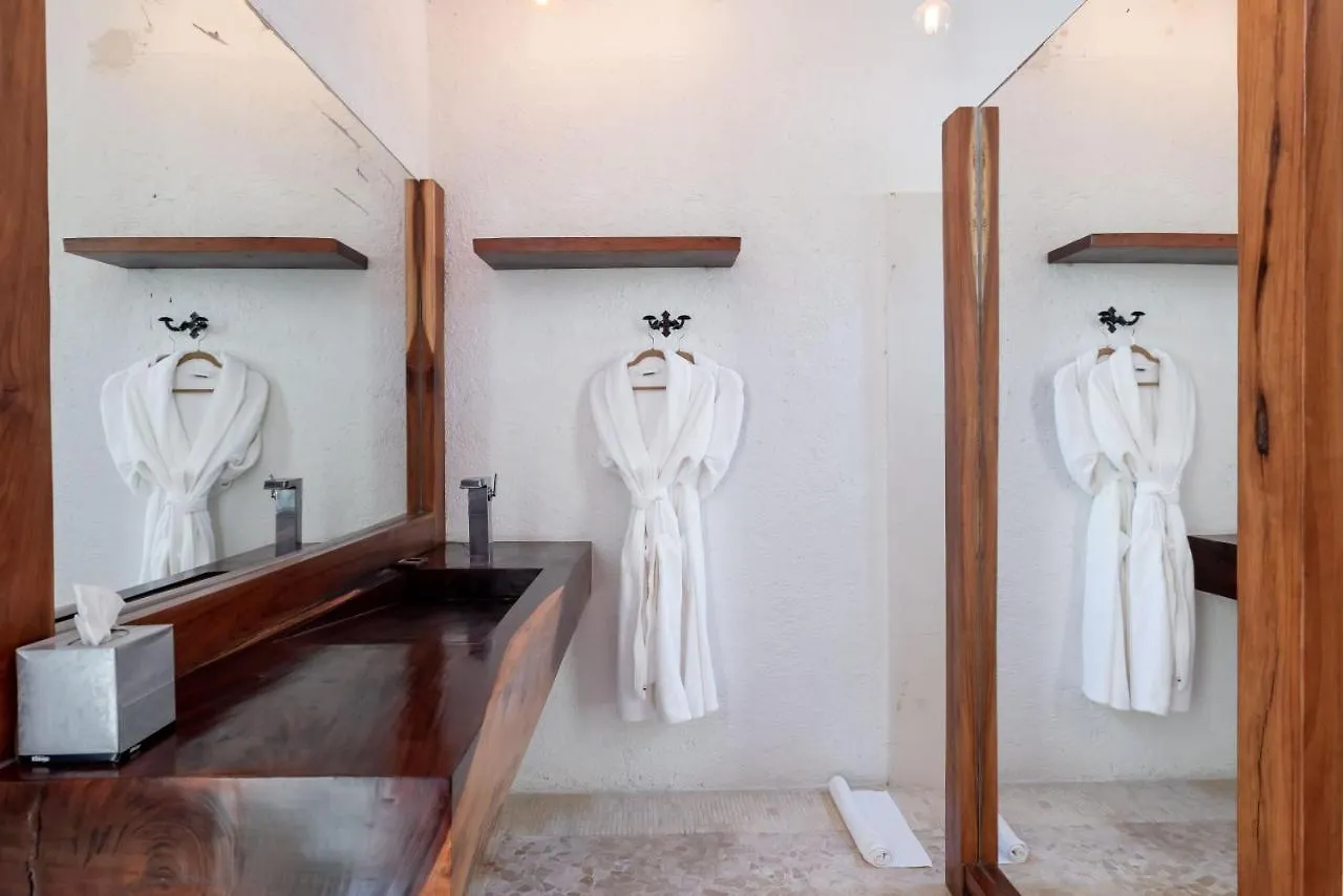 Casa Aakbal - Luxury Beach Front Villa Tulum